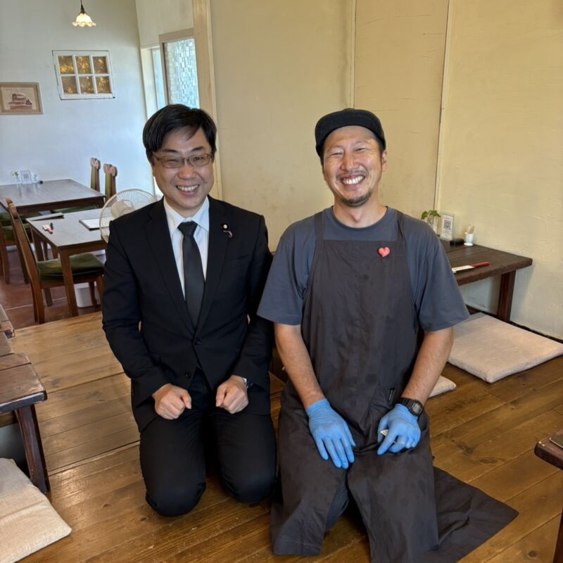 Image for the Tweet beginning: 筑後市の『野歩ほん』さんにてランチミーティング。
『大将～』
新鮮な旬のお野菜、発酵させた食材、お味噌汁、お漬物、濃厚な玉ねぎ、ご豆腐⁉、エネルギーが貯まっていきます。
あれ？勉強は？
大将が来られて、女将さんが来られて、笑顔X2で幸せな気分。
またお伺いします。ご馳走様でした。 