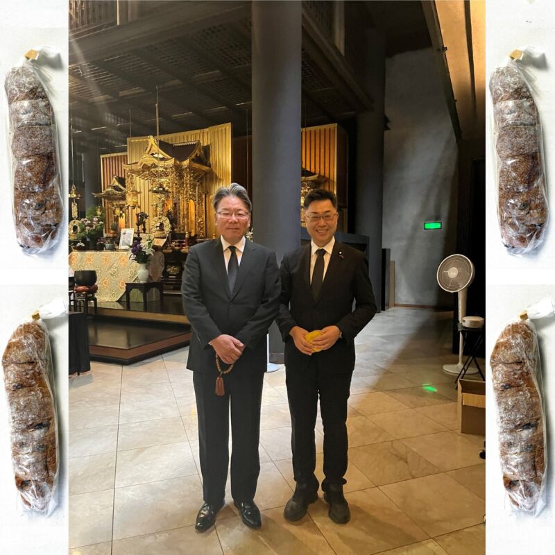 Image for the Tweet beginning: 株式会社福岡県民新聞社の池田俊一会長の初盆。
生前大好きだったパンに会長を偲び、池田浩一社長がご挨拶の中で『寂しくしている』と漏らしたお言葉に深い悲しみを感じました。
奥様が描かれた命の永遠性を感じた、骨壺が納められたお堂にもご一緒しました。 
