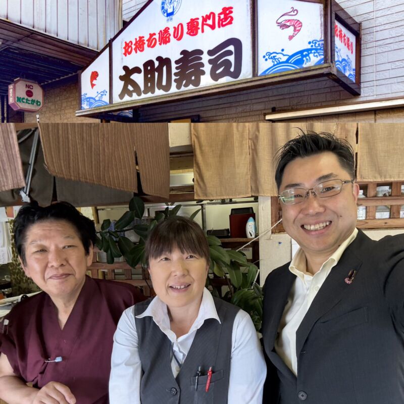 Image for the Tweet beginning: JRと平成筑豊鉄道の田川後藤寺駅前の太助寿司さん‼
「大将～」
「おーもう来んかと思っとったー」
「神幸祭の時に寄ったじゃないですかー」
太巻きと迷いましたが、絶品手巻き寿司を注文。
ネタもシャリも海苔も最高です！
常連つながりで記念撮影。みんな太助寿司が大好き。それでは頂きます‼ 