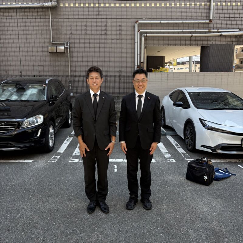 Image for the Tweet beginning: 中島隆治北九州市議(八幡西区)と福岡市内。
お世話になった、私にとっては大学の先輩の初盆参り。
勤務もご一緒にさせていただき、背中で語って下さった先輩。仕組みづくりに向けてご指導を仰ぎました。
中島議員の応援演説もして下さいましたよね。
ご遺志を継いで参ります。有難うございました。 