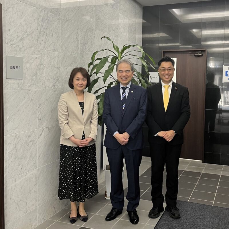 Image for the Tweet beginning: 島根大学名誉教授で、日本結核・非結核性抗酸菌症学会の礒部 威(前)理事長と、岐阜大学の津端由佳里教授が福岡事務所にお運びになりました。
礒部先生が理事長時代にご指導を仰いだ、非結核性抗酸菌症啓発週間は、佐々木結花理事長に引き継がれ、本年より実現です。 
