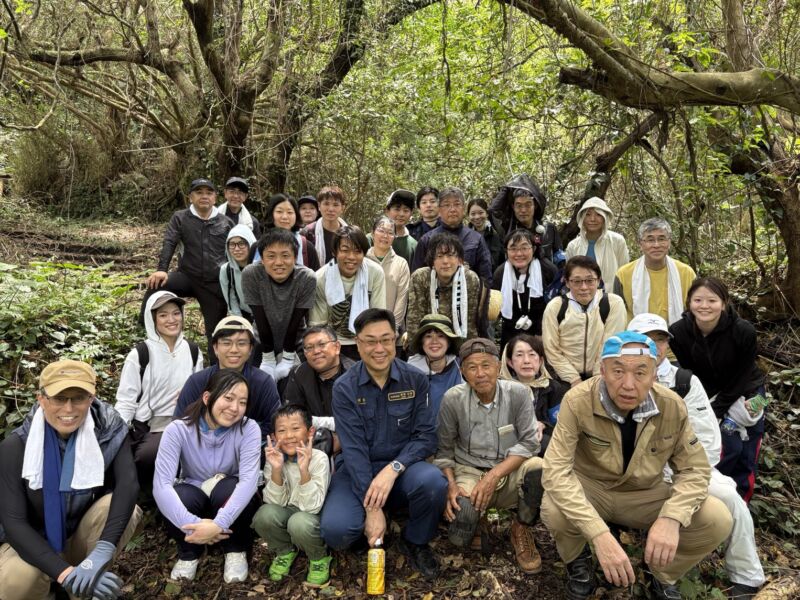 Image for the Tweet beginning: 今年も沖縄で遺骨収容のお手伝い。
昨年、二十歳位の兵隊さんのご遺骨が見つかった場所は台風で埋まっていました。
それでも舌骨などその他のご遺骨を収容できました。
顔が壊されて痛かったでしょう。
道なき道をかき分けて、沖縄戦で亡くなられた方々の無念に思いを致し、恒久平和を誓います。 