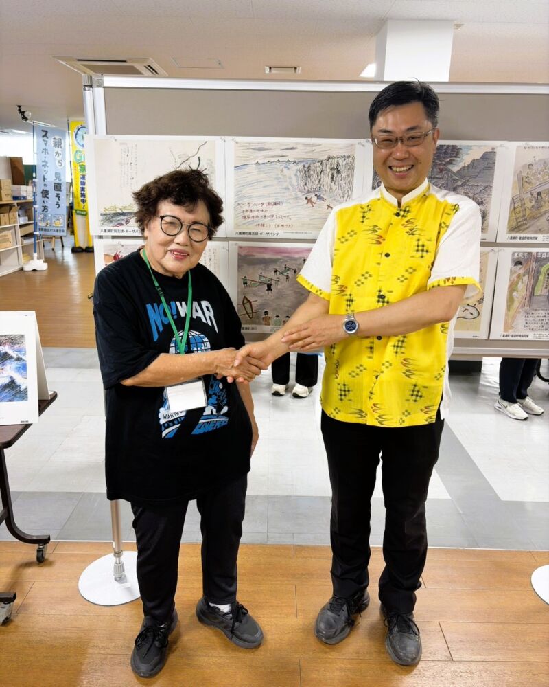 Image for the Tweet beginning: なは市民協働プラザにて沖縄戦の絵展が開催されています。
沖縄戦の悲惨さに思いを致します。多くの方にご覧いただきたいです。
私に「議員になったらガマを掘れ」とご指導を下さった仲程シゲさんの絵も展示されています。
主催者の金城喜美代さんと懇談。二度と戦争をしない。
有難うございました。 