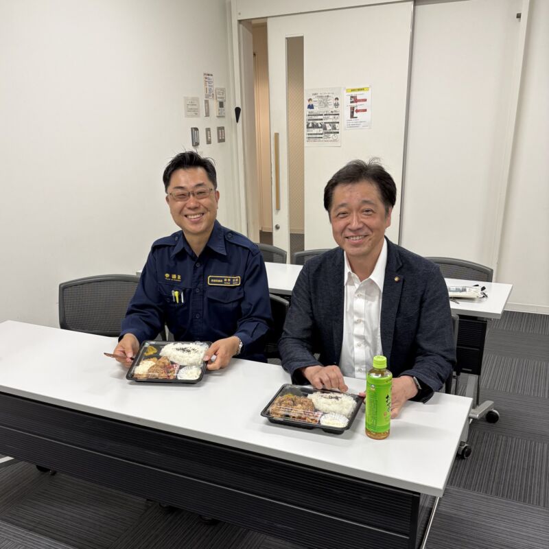 Image for the Tweet beginning: 公明党大分県本部（戸高賢史代表）の夏季議員研修会。
JR大分駅で、平田ともあき大分市議と合流したら、手作りで美味しいお弁当屋さんがあると仰るので、ご飯大盛も無料と仰るので、向かいました。
ことことキッチンさん。
早速、唐揚げととり天のお弁当を注文。本当に美味しいです。 