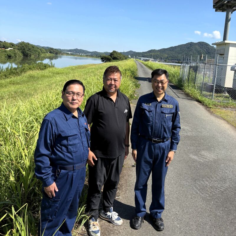 Image for the Tweet beginning: 早朝より、城下広作熊本県代表と令和8年熊本地震からの復旧・復興に向けて熊本県内を回っています。
甲佐町にて緑川を背景に。
特殊車両推進協議会の川上秀明会長は、熊本県内で活用されているトイレカーのメンテナンスに回っています。 