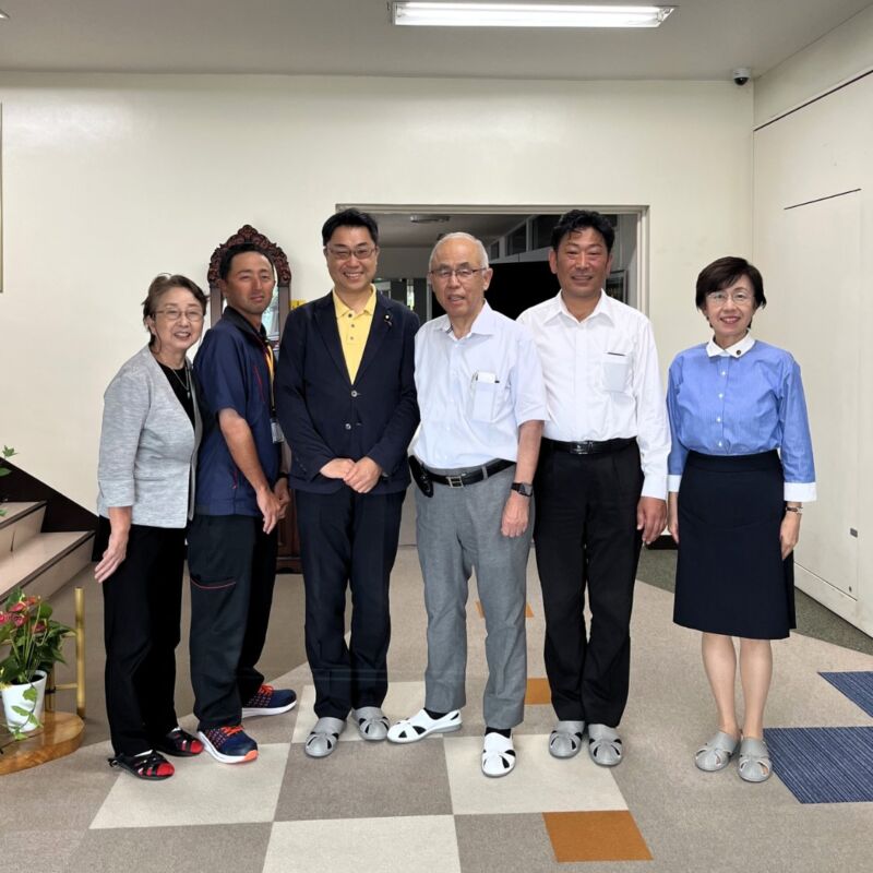 Image for the Tweet beginning: 福岡に帰りました。
柳川市に、菊次たまる/今村ともこ柳川市議と株式会社ファインテックの本木敏彦社長はじめ皆様を訪ねました。
私もかつては、顕微鏡で観察したい組織などを薄く切るために刃を使っていました。
ファインテックの超硬合金製の刃は、柳川の、福岡の、日本の誇りです。 