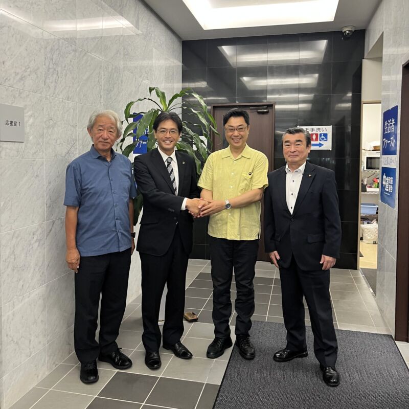 Image for the Tweet beginning: 福岡に戻って、今日は古賀市の田辺一城市長さんを公明党福岡県本部にお迎えしました。
西尾耕治県幹事長と、かりゆしウェアで揃えてお迎えしました。
古賀市の取組を通して井之上 豊議員と一緒に、心が前向きになる楽しい時間。ずいぶんお引止めしました。
次回も楽しみです。有難うございました。 