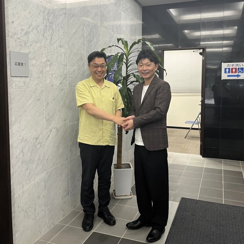Image for the Tweet beginning: 社会福祉法人さつき会の上田大地理事長が福岡事務所にお運びになりました。
いつも笑顔で県内各地で挑戦と王道を歩まれる。
コーヒー事業Roasteryも、本気の挑戦が笑顔とやりがいを生むのでしょう。
R9障害福祉サービス改定に向けて意見交換＋種々打ち合わせ。
お忙しいところを有難うございました。 