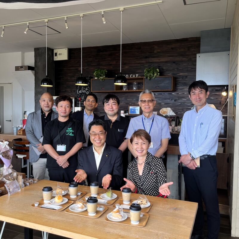 Image for the Tweet beginning: 糸島市志摩桜井の、玄海灘に面したLino CAFE。
玄海灘に沈む夕日がきれいな桜井二見ヶ浦沿いに、糸島産の食材にこだわったLino CAFEがあります。
絶景と、社会福祉法人のぞみの里(末原浩之理事長)の皆様のご活躍の両方を拝見。 