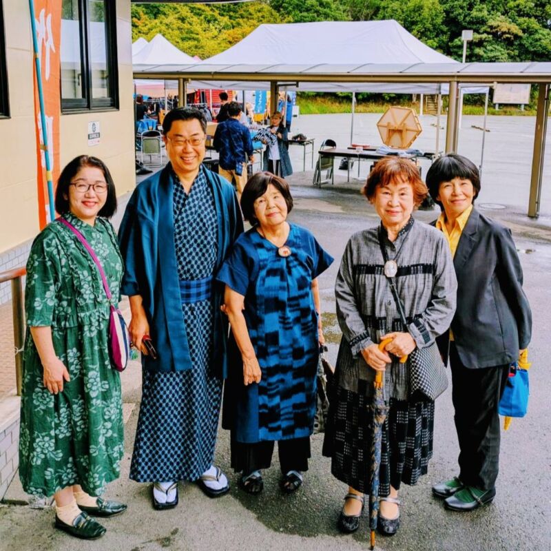 Image for the Tweet beginning: 第34回広川かすり祭。
久留米市と広川町の特産「久留米絣」。
久留米絣を愛する女性の皆様と。
氷室健太郎町長さんが久留米絣を日頃から着こなし、時代を担う広川町のお子様方も久留米絣を着られています。
本当に気持ちがいいです。ずっと着ていたいです。
大切な福岡の、日本の文化に感謝です。 