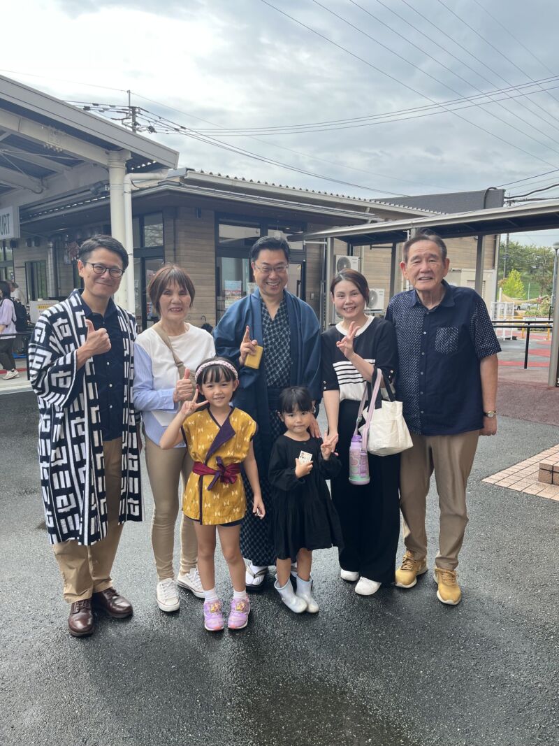 Image for the Tweet beginning: 第34回広川かすり祭。
久留米市と広川町の特産「久留米絣」。
久留米絣を愛する女性の皆様と。
氷室健太郎町長さんが久留米絣を日頃から着こなし、時代を担う広川町のお子様方も久留米絣を着られています。
本当に気持ちがいいです。ずっと着ていたいです。
大切な福岡の、日本の文化に感謝です。 