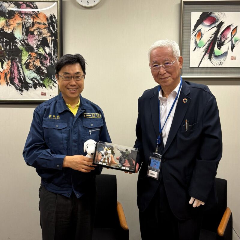 Image for the Tweet beginning: NPO法人在宅就労支援事業団の田中良明理事長が熊本からご上京。
嬉しいサプライズは、ケンさんが作成した模型。
一生懸命のお手紙に泣いちゃいます。
ニューガンダムとゲイレール。細かな出来ばえ、真心に感謝です。
ケンさん、本当に有難うございます。これが凄い訓練に繋がっていくのですね😭 