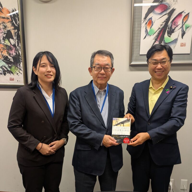 Image for the Tweet beginning: インバイロワン工法技術協議会の臼井 明理事長と勉強会。
インバイロワン工法は、かつて食品公害を起こしたポリ塩化ビフェニル(PCB)を含む塗膜を、粉塵を発生させることなく、軟化させて安全に剥離して回収できます。 
