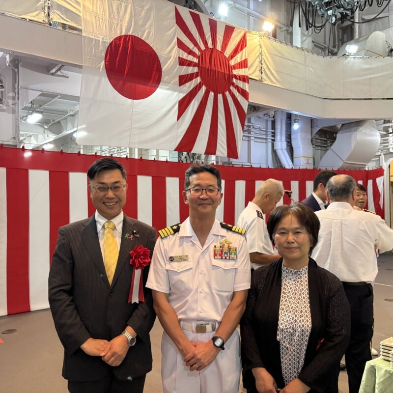 Image for the Tweet beginning: 砕氷艦『しらせ』が14年ぶり門司港に寄港。
お出迎えに妻と参加しました。
小坂樹範艦長と。優しい笑顔と強いご意思。
我が国の南極観測で、オゾンホールが発見され、世界は命を守る次の一手を打つことができました。 