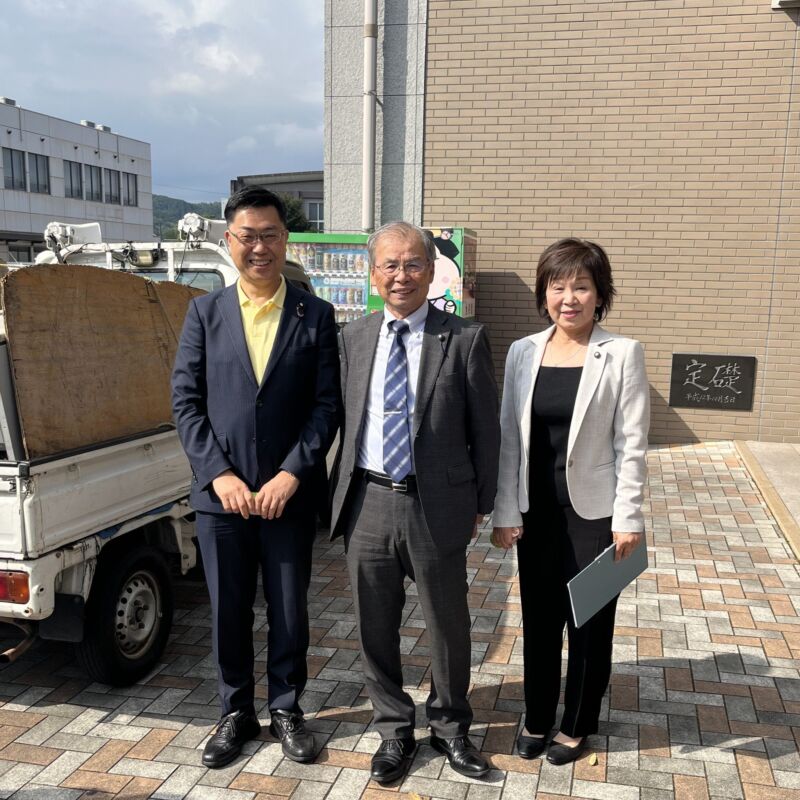 Image for the Tweet beginning: 大任町役場⇒川崎町役場⇒田川市石炭歴史博物館⇒田川市美術館で調査。
山本作兵衛先生の作品の現物を見せて頂き、只々感動。
川崎町の原口正弘町長さんが手にする郷土読本『われらの川崎』の表紙は山本作兵衛先生の絵。現物は見つかっていません。
川崎町議会議員の川根節生先輩と手嶋まゆみ先輩。 