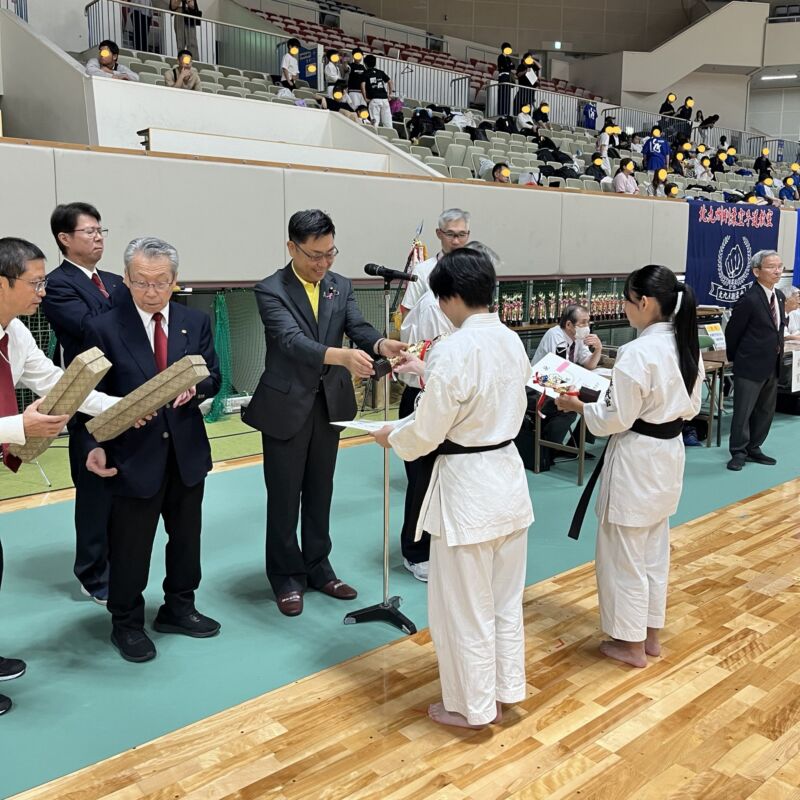 Image for the Tweet beginning: 第64回北九州市民スポーツ大会空手道大会(横山 強会長)に大会参与として参加。祝辞を申し述べました。
選手の皆様のきびきびした動き、礼儀正しさにいつも心洗われる思いです。日頃の稽古の積み重ねに思いを致します。
おやじの会でいつも一緒だった伊高基文先生にもご挨拶。 