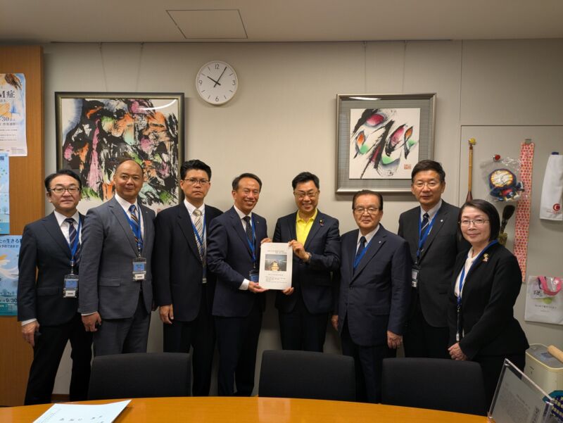 Image for the Tweet beginning: 遠賀川改修期成同盟の首長の皆様より、「遠賀川水系の直轄河川事業の推進に関する要望書を賜りました。
副会長で添田町の久保田実生町長さん
監事で嘉麻市の佐伯憲子市長さん
水巻町の美浦喜明町長さん
岡垣町の門司 晋町長さん
芦屋町の貝掛俊之町長さん
鞍手町の柴田隆臣町長さん
赤村の中村 