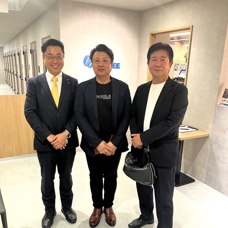 Image for the Tweet beginning: 博多駅前にて荒木会長と珈琲。
今日の珈琲勉強会の講師は、原口青果の原口真樹社長。
生鮮食料品を国産で頂ける意義。食の安全について学びました。有難うございました。
上京します。 