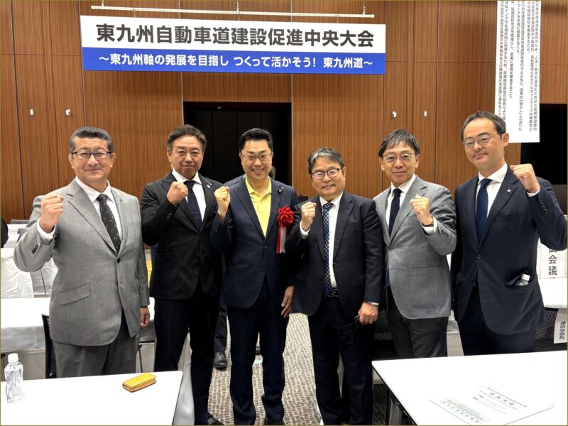 Image for the Tweet beginning: 早朝より東九州自動車道建設促進中央大会。
東九州軸推進機構会長でもあられる九州電力ホールディングス株式会社の池辺和弘代表取締役会長と、
花畑 明吉富町長さん
坪根秀介上毛町長さん
内田直志みやこ町長さん
古市輝雄築上町長さん
と「ガンバロー‼」 