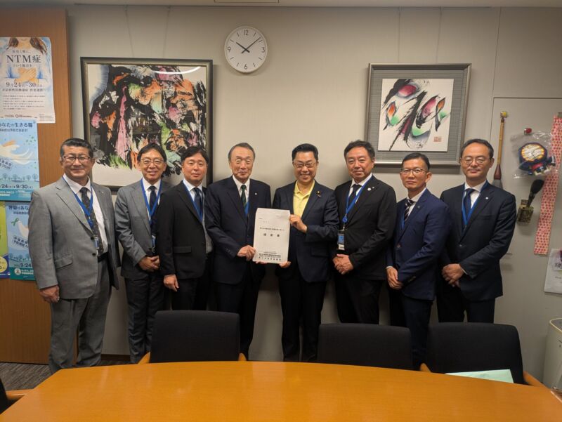 Image for the Tweet beginning: 東九州自動車道建設促進中央大会でお会いした福岡県内首長の皆様と、711号室で再集合。
遠田孝一苅田町長さん
工藤政博行橋市長さん
西元 健豊前市長さん
花畑 明吉富町長さん
坪根秀介上毛町長さん
内田直志みやこ町長さん
古市輝雄築上町長さん
ともう一回「ガンバロー‼」
有難うございました。 
