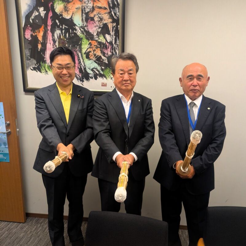 Image for the Tweet beginning: 筑前町の田頭喜久己町長さんがお運びになりました。
福岡県土地改良事業団体連合会の小金丸義文理事と一緒に、頑張ろうー‼
有難うございました。 