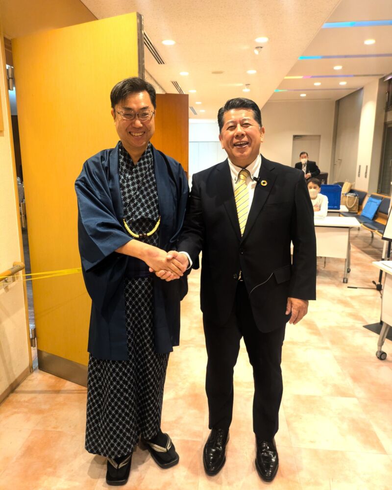 Image for the Tweet beginning: 大田区議会議員 椿しんいち区政報告会にお伺いしました。
開会前に福岡県筑前町にお住まいのお母様にお電話。
椿議員の渾身のご報告に会場の皆様が一体感を持って大拍手。
感動の会合。皆様、本当に有難うございました。 